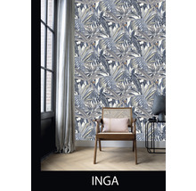 Gedecoreerde kamer met een patroonbehang, een stoel en een bijzettafel