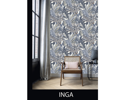 Gedecoreerde kamer met een patroonbehang, een stoel en een bijzettafel