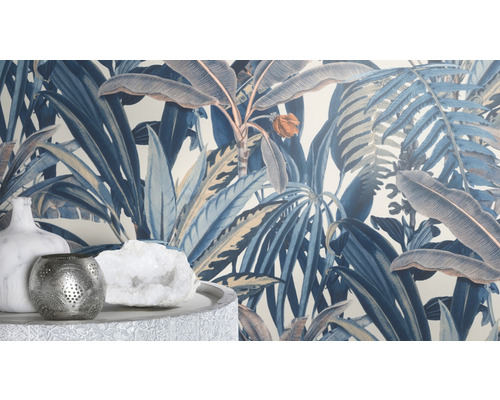 Decoratief behang met jungle motief en diverse decoraties