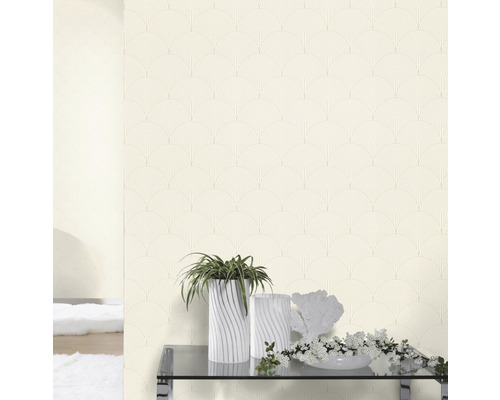 Kamerweergave met patroonbehang, tafel en decoratie