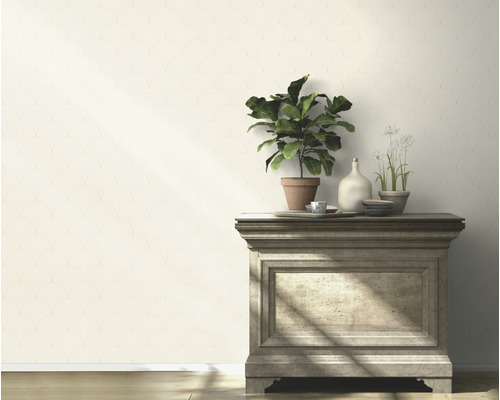 Wand met patroonbehang, commode met planten en decoratie