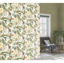Woonkamer met junglebehang met papegaaien, tropische bladeren en bloemen