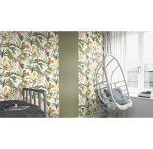 Decoratieve kamer met junglebehang en hangstoel