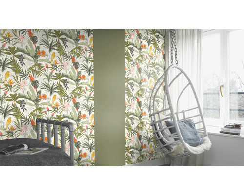 Decoratieve kamer met junglebehang en hangstoel