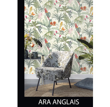 Scene met een fauteuil met bloemmotief en een behang met bladeren en vogels