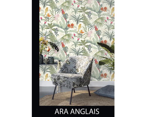 Scene met een fauteuil met bloemmotief en een behang met bladeren en vogels