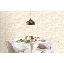 Scene van een eetkamer met behang met boommotief en een eettafel
