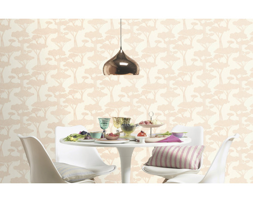 Scene van een eetkamer met behang met boommotief en een eettafel