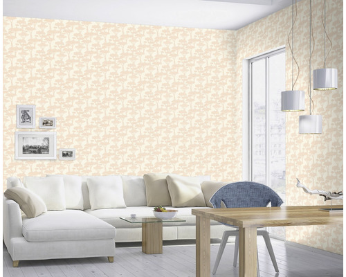 Woonkamer met patroonbehang, bank en eettafel