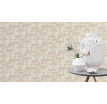 Behang met boommotief, tafel met decoratie