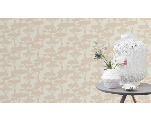 Behang met boommotief, tafel met decoratie