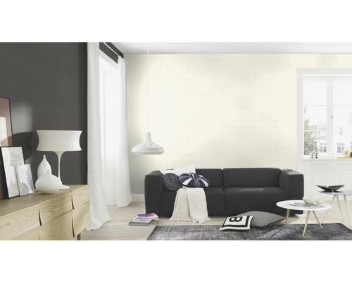 Woonkamer met bank, bijzettafels en ladekast voor een gezellige sfeer