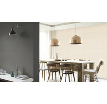 Lichte en georganiseerde eethoek met eettafel, stoelen en hanglampen