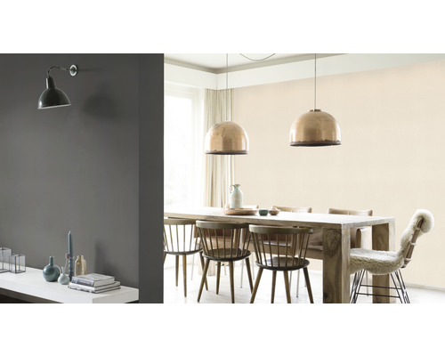 Lichte en georganiseerde eethoek met eettafel, stoelen en hanglampen