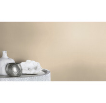 Decoratieve scène met een gemarmerde vaas, een metalen theelichthouder en een kwartskristal op een versierde tafel
