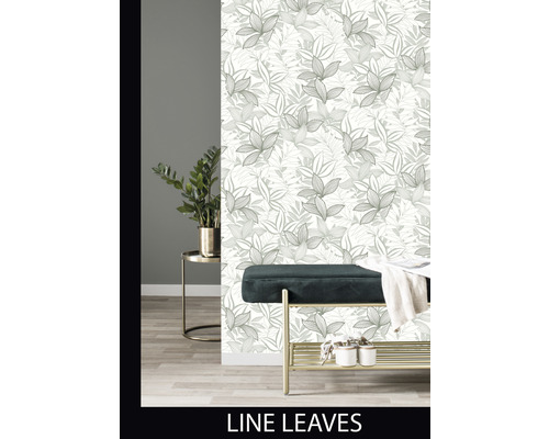 Decoratieve kamer met behang met bladerpatroon, bank en plant