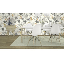 Eetkamer met eettafel, stoelen en behang met plantenmotief