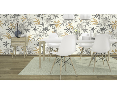 Eetkamer met eettafel, stoelen en behang met plantenmotief