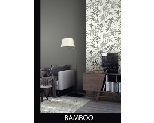 Woonkamer met bamboebladmotief behang, bank, lamp en dressoir