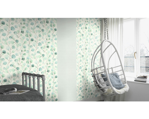 Decoratieve kamer met behang met bladerpatroon en hangstoel naast een raam