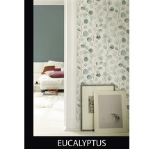 Woonkamer met eucalyptusbehang en decoratie