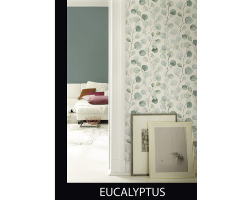Woonkamer met eucalyptusbehang en decoratie