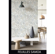 Woonkamer met behang met bladmotief, lamp en decoratieve artikelen