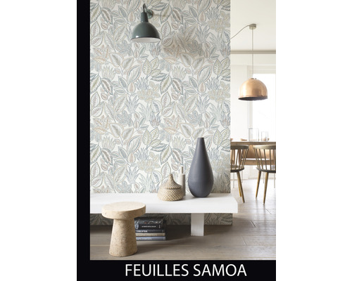 Woonkamer met behang met bladmotief, lamp en decoratieve artikelen