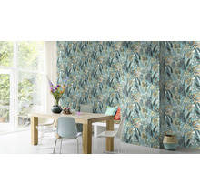Eetkamer met eettafel en behang met bloemenmotief