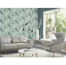 Woonkamer met bank, fauteuil en behang met bladerpatroon