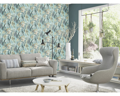 Woonkamer met bank, fauteuil en behang met bladerpatroon