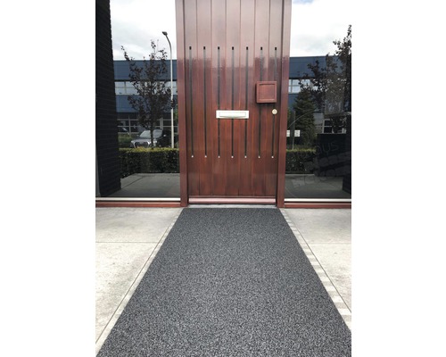 Buitenfoto van een voordeur met brievenbus en een grindpad