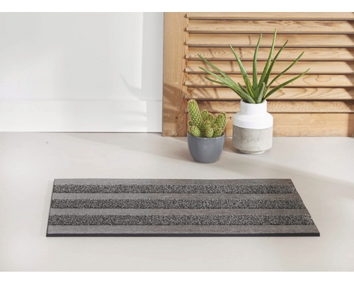 Deurmat met streepmotief bij de ingang