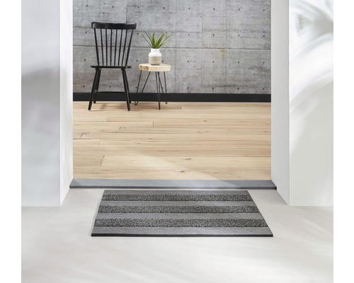 Deurmat met streepmotief voor een deur