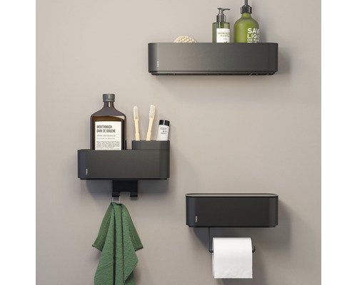 Badkameropstelling met grijze wandplanken, handdoek en toiletpapier