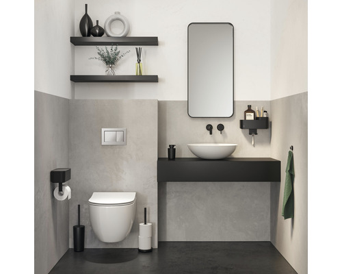 Moderne badkamer met hangtoilet, opzetwastafel en zwarte badkameraccessoires.
