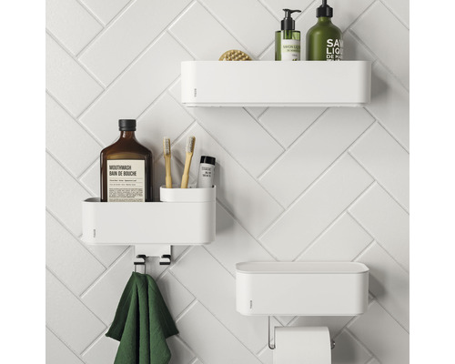Badkamer met witte wandplanken voor mondwater, tandenborstels, zeep en handdoeken