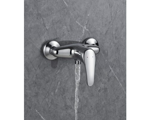 Wandarmatuur met waterstraal tegen een grijze marmeren muur