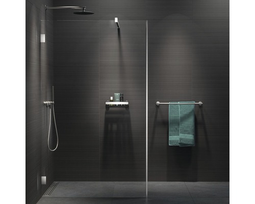 Moderne badkamer met douche, douchewand en handdoekrek