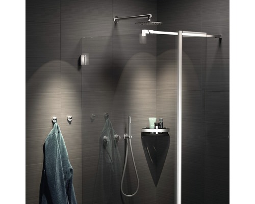 Moderne badkamer met douche, handdoeken en opbergruimte