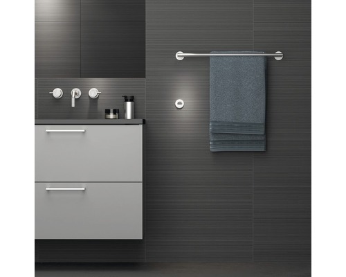 Moderne badkamer met wastafelonderkast, kranen, handdoekhouder en handdoek.