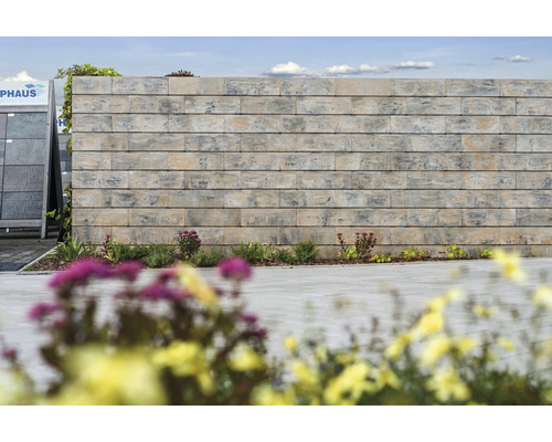 Muur van betonstenen in een buitenruimte met beplanting