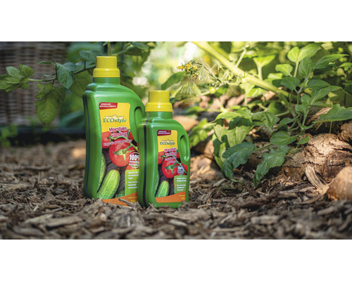 Twee flessen ECOstyle moestuinvoeding in de tuin