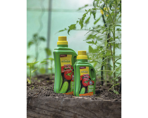 Twee flessen groenteplantenvoeding in de tuin