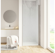 Badkamer met douchewand, wastafel en spiegel