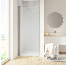 Lichte badkamer met heldere glazen douchedeur en wit interieur