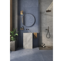 Moderne badkamer met wastafel, spiegel, douche en planten.