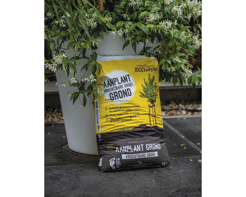 Zak potgrond voor vruchtbare groei naast potplant