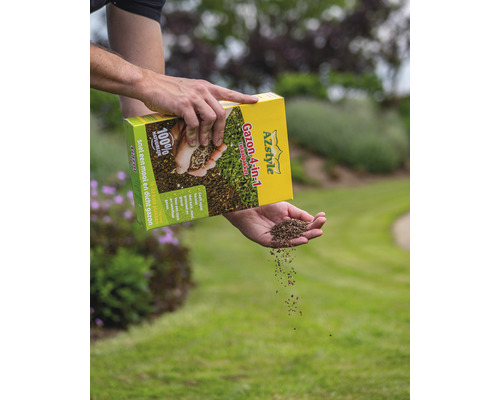 Persoon zaait gazonzaad uit een Azstyle Gazon 4-in-1 verpakking
