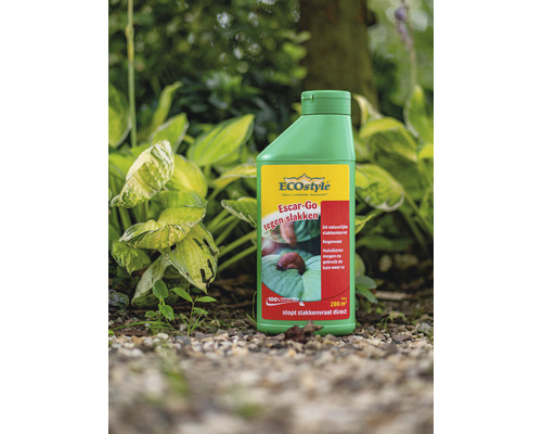 EcoStyle Escar-Go slakkenbestrijdingsmiddel fles in de tuin